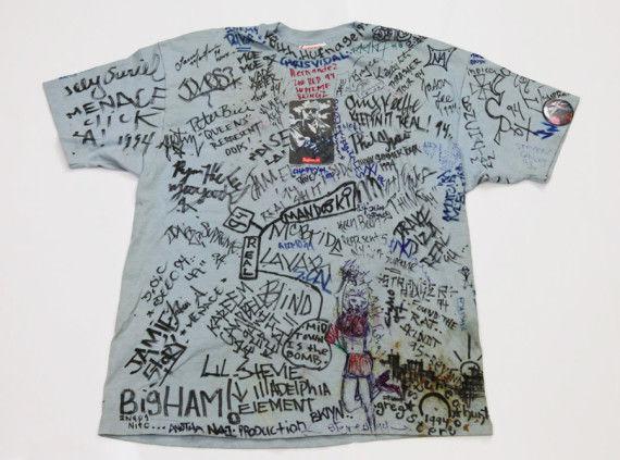 Original-Supreme-Taxi Driver-T-Shirt aus dem Jahr 1994, signiert von über 100 bekannten SkateboarderInnen, Besitzer: Clarence Nathan, New York, Courtesy: freshnessmag.com