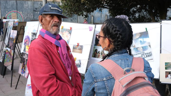 Edit Gutierrez Ayala im Gespräch mit einem Bewohner des Viertels auf dem Evaristo Bernate Castellanos Festival in Potosi, Bogota, Mai 2023, Foto: Laura Moreno